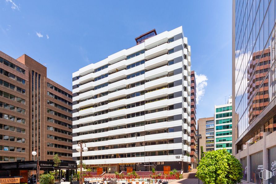 Retail for sale at Paseo Castellana, Tetuán, Madrid, 28046 with building, sky, daytime, property, skyscraper, cloud, plant, window, urban design and tower block around