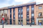 Office for rent at Zona Casco Histórico, Alcalá de Henares, Madrid, 28801 with building, person, window, sky, cloud, urban design, neighbourhood, condominium, residential area and facade around