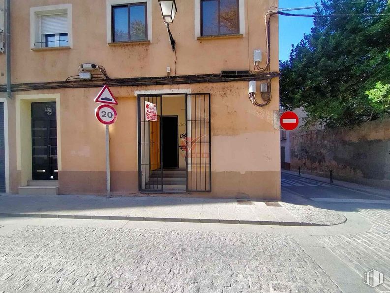 Retail for rent at Tiradores, Cuenca, 16001 with window, building, door, plant, architecture, road surface, facade, sidewalk, road and tree around