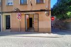 Local en alquiler en Tiradores, Cuenca, 16001 con ventana, edificio, puerta, planta, arquitectura, superficie de la carretera, fachada, acera, carretera y árbol alrededor