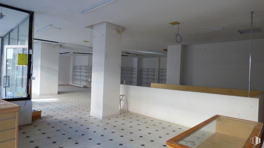 Retail for rent at Avenida América, Toledo, 45004 with building, hall, flooring, wood, floor, fixture, material property, shade, ceiling and tile flooring around