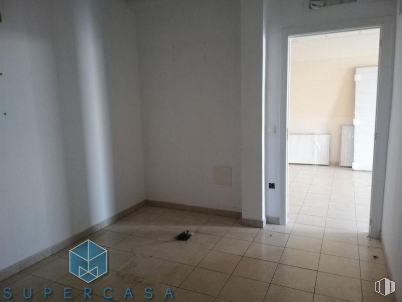 Local en venta en Avenida Madrid, La Puebla de Montalbán, Toledo, 45516 con edificio, accesorio, madera, pavimento, piso, pared, madera, vidrio, pasillo y suelo de baldosas alrededor