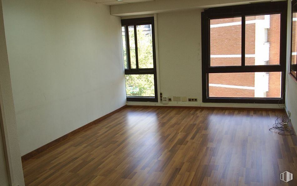 Oficina en alquiler en Calle Doctor Fleming, 6, San Sebastián de los Reyes, Madrid, 28700 con ventana, marrón, edificio, accesorio, madera, sombra, luz de sol, suelo, piso y tinte para madera alrededor