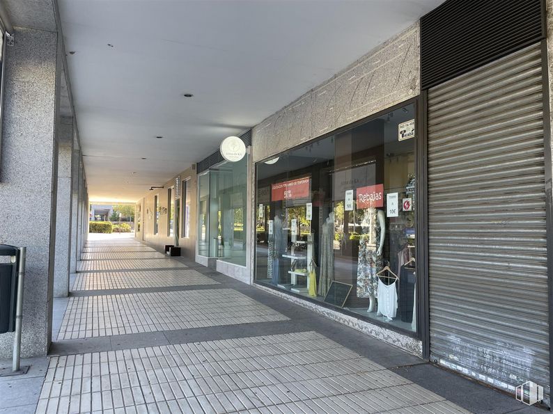 Local en venta en Calle Camilo José Cela, 5, Las Rozas de Madrid, Madrid, 28230 con persiana de la ventana, puerta, accesorio, interiorismo, fachada, ciudad, superficie de la carretera, acera, vidrio y techo alrededor