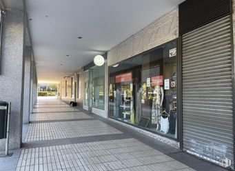 Local en venta en Calle Camilo José Cela, 5, Las Rozas de Madrid, Madrid, 28230 con persiana de la ventana, puerta, accesorio, interiorismo, fachada, ciudad, superficie de la carretera, acera, vidrio y techo alrededor