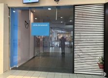 Retail for rent at Centro Comercial Bulevar Getafe, Calle Isabel Allende, 4, Getafe, Madrid, 28903 with person, window blind, fixture, lighting, building, flooring, door, plant, glass and facade around