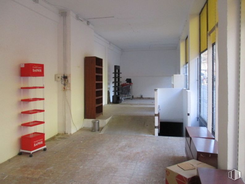 Local en alquiler en Barrio del Pilar, Fuencarral - El Pardo, Madrid, 28029 con caja, mueble, propiedad, accesorio, madera, amarillo, pasillo, suelo, piso y planta de interior alrededor