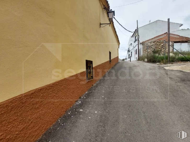 Land for sale at Travesía Castillejo, 15, Los Santos de la Humosa, Madrid, 28817 with house, building, road surface, sky, wood, asphalt, window, plant, flooring and wall around