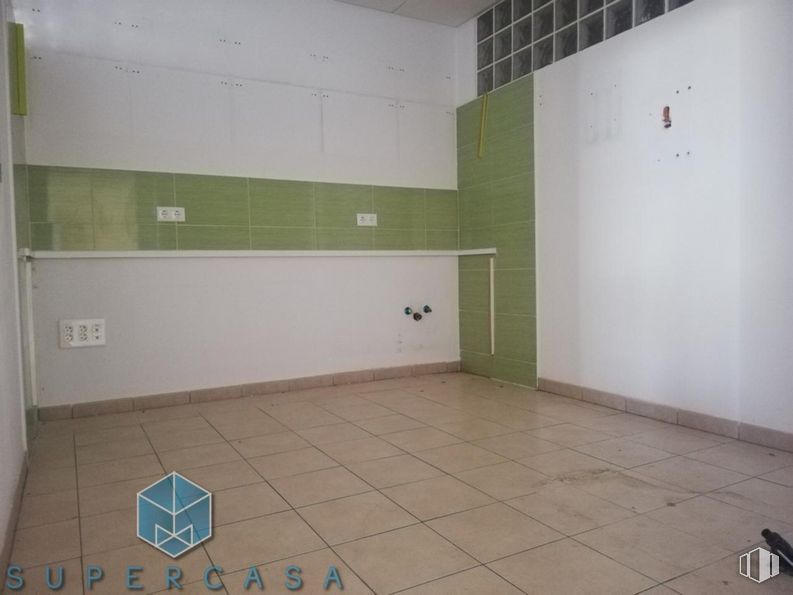 Local en venta en Avenida Madrid, La Puebla de Montalbán, Toledo, 45516 con edificio, piso, accesorio, pavimento, casa, techo, suelo de baldosas, pasillo, madera y material compuesto alrededor