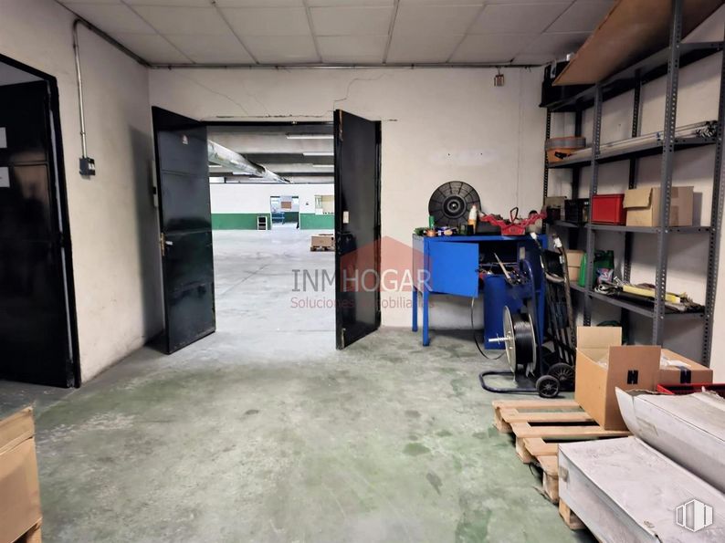 Industrial for sale at Polígono Hervencias, Ávila, 05004 with property, interior design, flooring, wood, floor, wall, door, building, ceiling and machine around