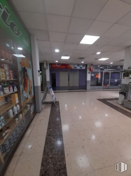 Local en venta en Centro Comercial Zoco, Calle Santa Teresa, 1, Arganda del Rey, Madrid, 28500 con edificio, pavimento, piso, planta, pasillo, ciudad, techo, estante, planta de interior y puerta alrededor