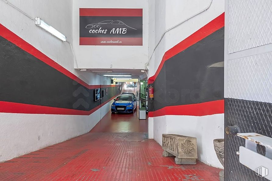 Retail for sale at Calle López Mezquía, 9, Carabanchel, Madrid, 28019 with motor vehicle, automotive design, vehicle, mode of transport, automotive lighting, car, automotive exterior, building, flooring and luxury vehicle around