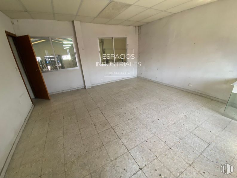 Nave en alquiler en Polígono Industrial San Roque, Arganda del Rey, Madrid, 28500 con puerta, ventana, suelos, suelo, suelo de baldosas, transparencia y azulejo alrededor