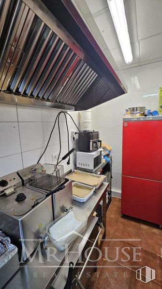 Retail for sale at Avenida Castilla, 6, Alcalá de Henares, Madrid, 28804 with refrigerator, home appliance, kitchen appliance, major appliance, machine, kitchen, kitchen stove, kitchen hood, stove and countertop around