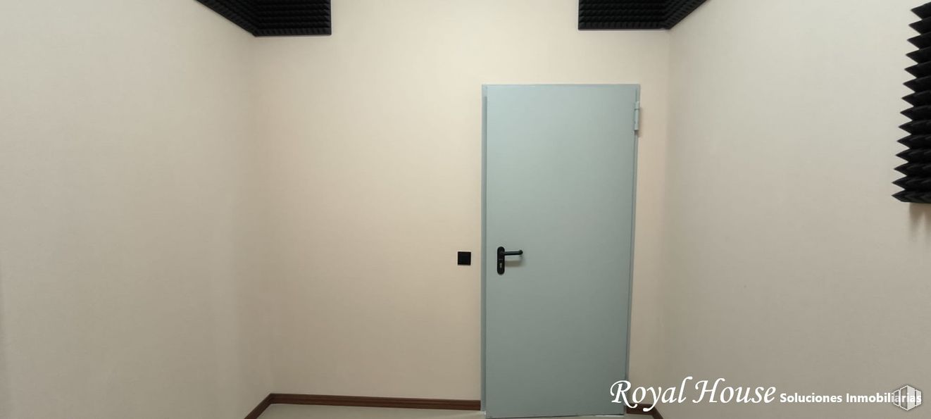 Local en venta en Calle Madroños, Collado Villalba, Madrid, 28400 con puerta, pared, manija de la puerta, puerta de casa, suelos, suelo, cerradura y llave, cerrojo muerto, ferretería doméstica y asa alrededor