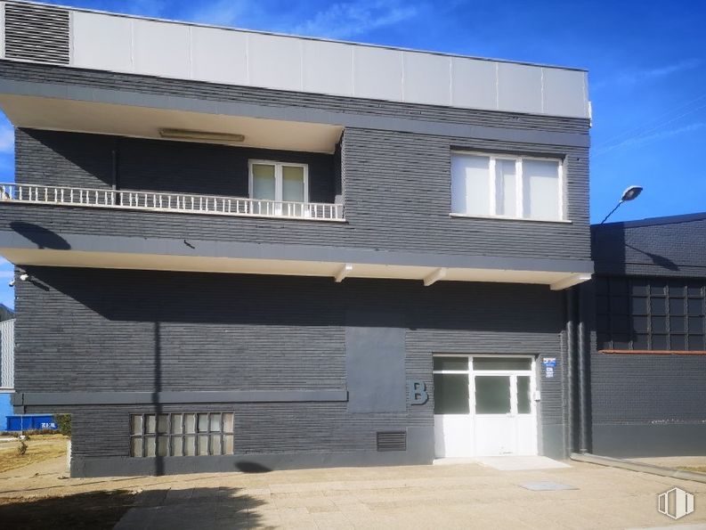 Nave en venta en Avenida Portugal, Móstoles, Madrid, 28935 con ventana, puerta, casa, cielo, propiedad, edificio, azul, sombra, madera y revestimiento alrededor