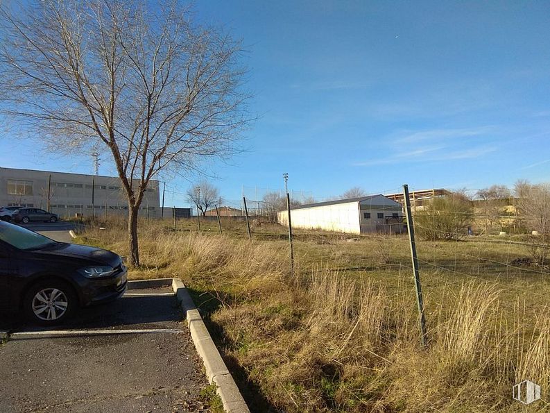 Land for sale at Calle Europa, Bargas, Toledo, 45593 with wheel, car, tire, plant, sky, cloud, vehicle, automotive lighting, automotive tire and tree around