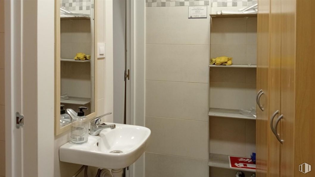 Local en venta en Zona El Val, Alcalá de Henares, Madrid, 28806 con fregadero, espejo, propiedad, grifo, lavabo, accesorios de fontanería, cuarto de baño, interiorismo, accesorio y pared alrededor