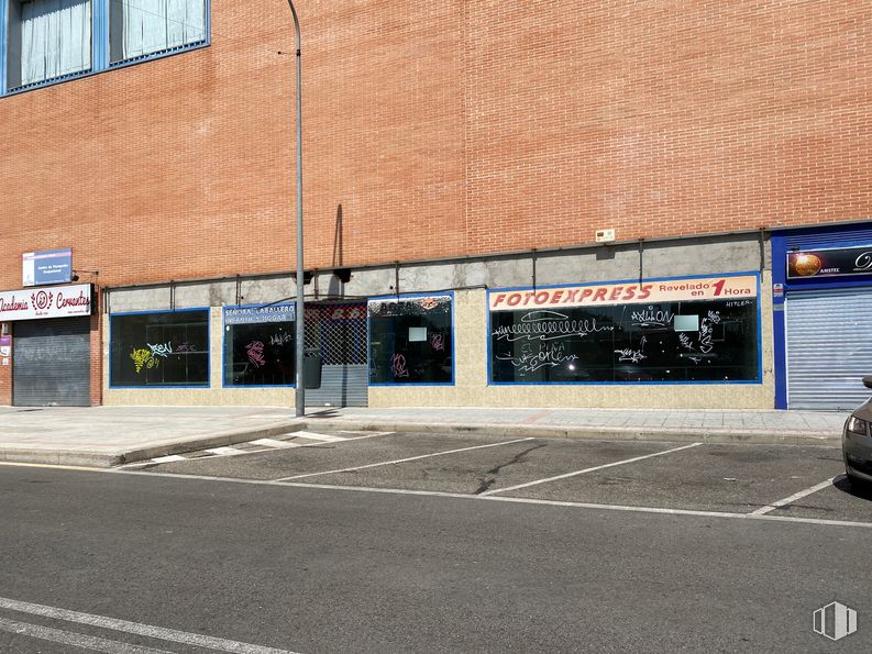 Retail for rent at Avenida Barcelona, 32, Guadalajara, 19005 with window, building, road surface, asphalt, brick, sidewalk, parking, facade, tints and shades and commercial building around