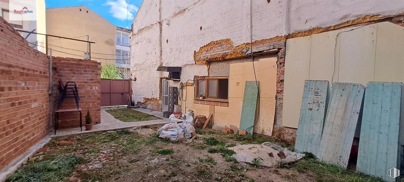 Retail for sale at Casco histórico, Segovia, 40003 with window, door, daytime, property, sky, land lot, neighbourhood, plant, residential area and brick around