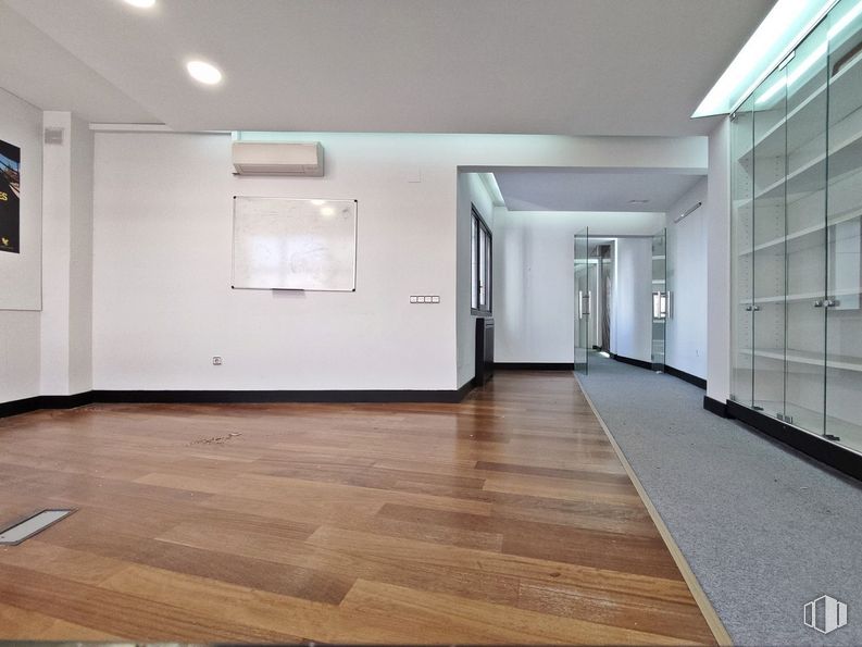 Office for rent at Avenida Comandante Franco, Chamartín, Madrid, 28016 with property, building, fixture, wood, interior design, door, hall, flooring, floor and real estate around