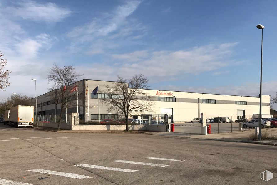 Nave en alquiler en Polígono Industrial Inbisa, Alcalá de Henares, Madrid, 28806 con edificio, camión, cielo, nube, planta, luz de la calle, superficie de carretera, asfalto, árbol y casa alrededor