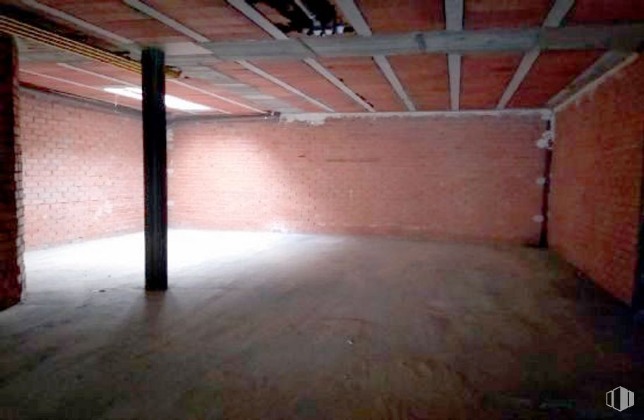 Retail for sale at Calle Velázquez, 4, Segovia, 40002 with wood, flooring, floor, brick, hardwood, tints and shades, brickwork, building material, wood stain and beam around