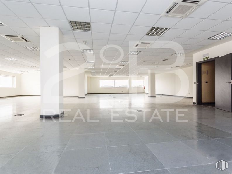 Office for sale at Rivas Centro, Plaza Constitución, 2, Rivas-Vaciamadrid, Madrid, 28529 with door, fixture, flooring, floor, tile flooring, glass, art, building material, composite material, ceiling and space around