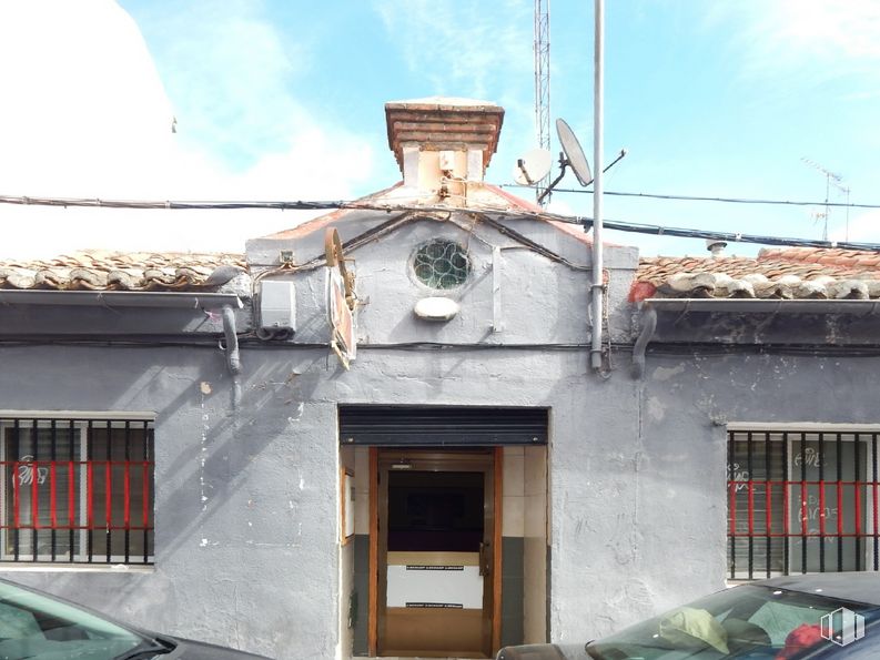 Retail for rent at Calle Juan Ángel Nebreda, 3, Ávila, 05005 with window, door, building, car, cloud, land vehicle, sky, architecture, automotive exterior and neighbourhood around