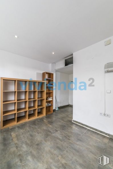 Local en venta en Calle Naranjo, Tetuán, Madrid, 28039 con estantería, edificio, estante, madera, estantería, casa, piso, suelo, puerta y madera alrededor