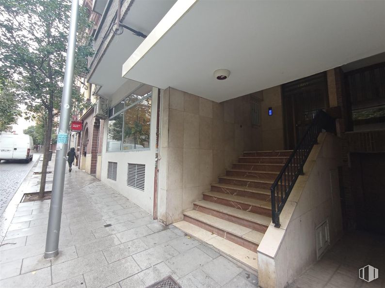 Local en alquiler en Calle Pilar de Zaragoza, 46, Salamanca, Madrid, 28028 con edificio, escaleras, árbol, casa, diseño urbano, planta, suelos, coche, madera y material compuesto alrededor