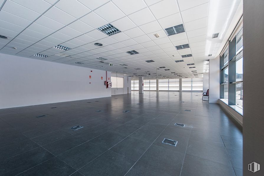 Office for rent at Edificio Data, Calle Sepúlveda, 17, Alcobendas, Madrid, 28100 with fixture, hall, flooring, floor, wall, composite material, glass, ceiling, space and concrete around