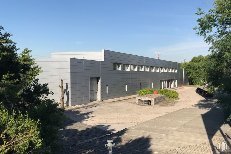 Industrial for sale at Zona industrial Las Nieves, Móstoles, Madrid, 28935 with house, plant, sky, building, tree, land lot, shade, residential area, urban design and landscape around