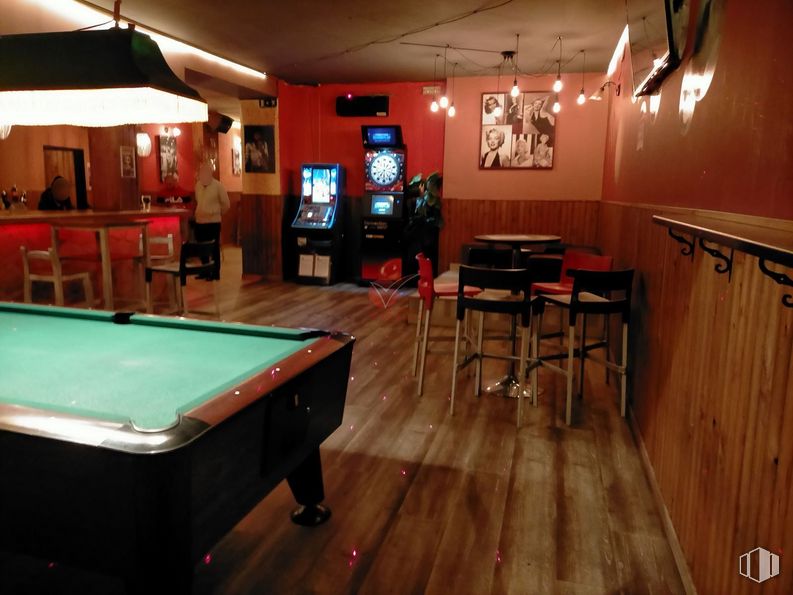 Retail for sale at Calle Diego Jesús Jiménez, Cuenca, 16004 with table, billiard table, billiard room, property, pool, billiards, straight pool, recreation room, pocket billiards and lighting around