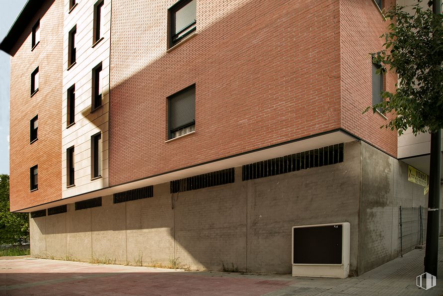 Retail for sale at Calle Comercio, 42, Talavera de la Reina, Toledo, 45600 with window, property, building, plant, fixture, architecture, urban design, wood, brickwork and brick around