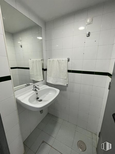 Retail for rent at Barrio del Pilar, Fuencarral - El Pardo, Madrid, 28029 with towel, sink, tap, bathroom sink, mirror, plumbing fixture, bathroom, building, floor and composite material around