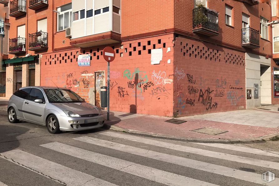 Retail for rent at Calle Paz, 47, Fuenlabrada, Madrid, 28945 with car, building, automotive parking light, tire, wheel, window, vehicle, automotive lighting, automotive design and road surface around