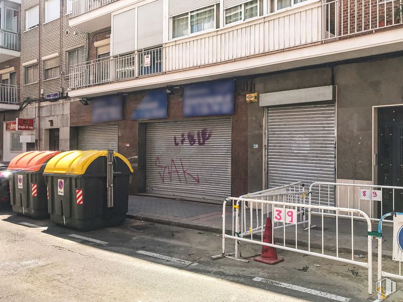 Retail for rent at Calle Nuestra Señora de la Luz, 27, Carabanchel, Madrid, 28025 with luggage & bags, building, property, window, infrastructure, road surface, asphalt, architecture, motor vehicle and public space around