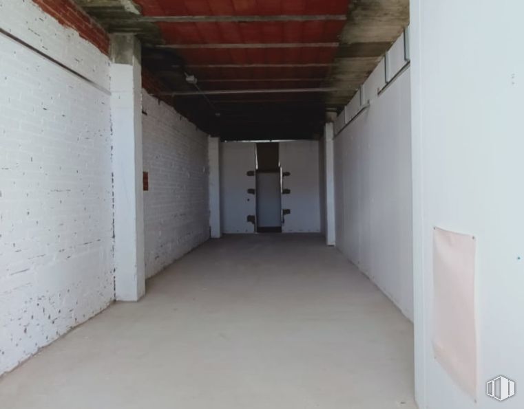 Retail for sale at Calle Mediodía, Numancia de la Sagra, Toledo, 45230 with door, fixture, wood, flooring, floor, building, composite material, hall, concrete and ceiling around