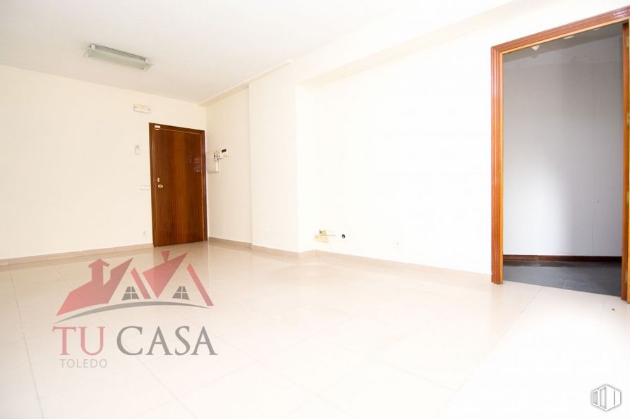 Office for rent at Carretera de la Peraleda, Toledo, 45004 with door, property, fixture, wood, interior design, floor, wall, flooring, paint and real estate around