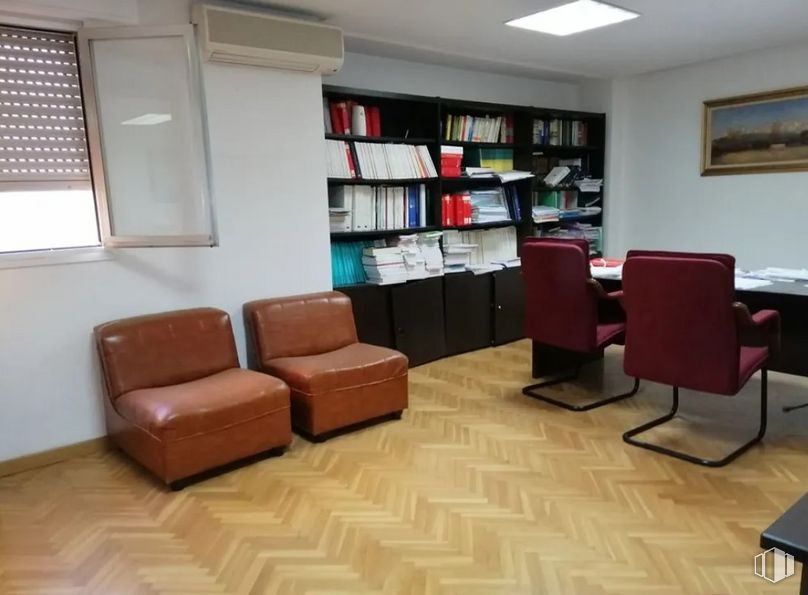 Office for sale at Calle Nueva, Toledo, 45001 with chair, picture frame, furniture, property, bookcase, shelf, wood, shelving, interior design and floor around