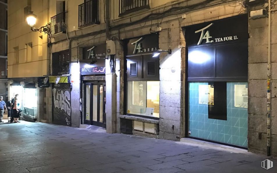 Retail for sale at Zona Sol - Opera, Centro, Madrid, 28012 with building, road surface, window, fixture, facade, city, flooring, road, automotive lighting and darkness around