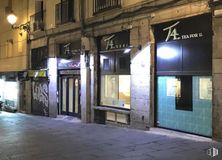 Retail for sale at Zona Sol - Opera, Centro, Madrid, 28012 with building, road surface, window, fixture, facade, city, flooring, road, automotive lighting and darkness around