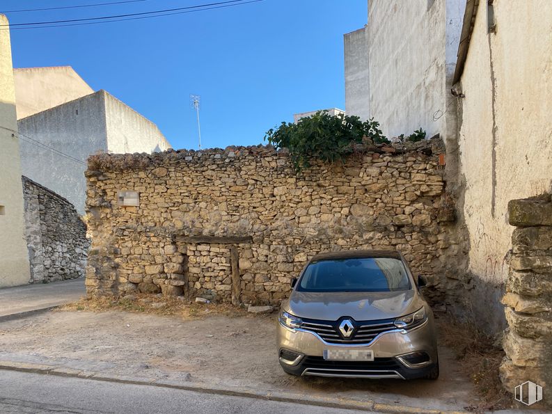 Suelo en venta en Calle Mayor, 14, Guadalix de la Sierra, Madrid, 28794 con coche, cielo, vehículo, placa de matrícula del vehículo, campana, iluminación automotriz, vehículo de motor, neumático, diseño automotriz y parrilla alrededor