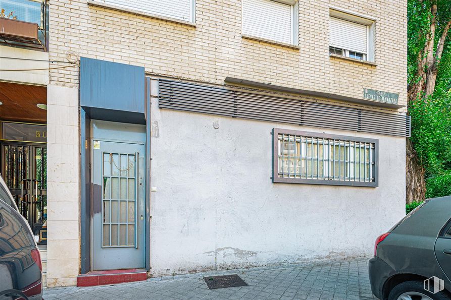 Local en venta en Calle Cuevas de Almanzora, 50, Hortaleza, Madrid, 28033 con coche, ventana, puerta, edificio, vehículo, neumático, iluminación del automóvil, barrio, zona residencial y propiedad material alrededor