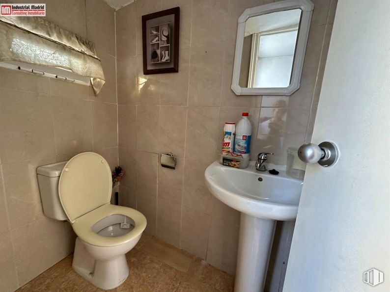 Retail for rent at Calle San Juan, Arganda del Rey, Madrid, 28500 with sink, toilet, picture frame, mirror, tap, plumbing fixture, bathroom sink, property, purple and bathroom around