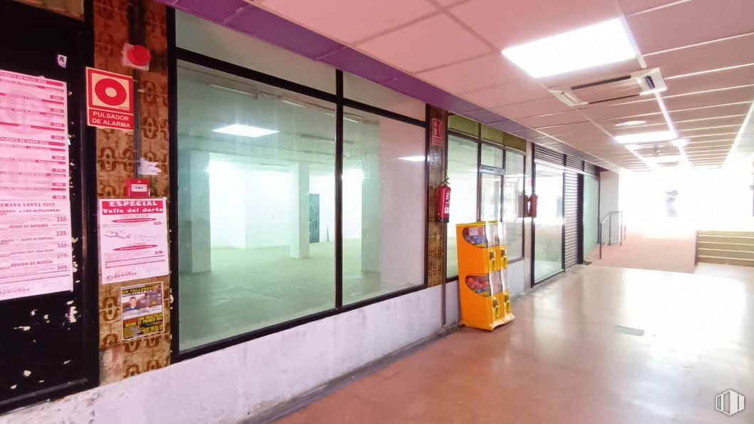 Retail for sale & for rent at Calle Lope de Vega, 47, Getafe, Madrid, 28904 with packaged goods, fixture, flooring, real estate, metropolitan area, building, glass, facade, city and door around