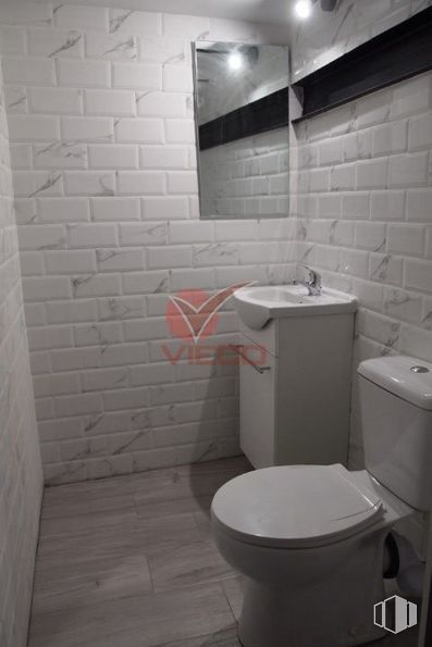 Retail for rent at Casco antiguo, Cuenca, 16001 with toilet, sink, mirror, property, plumbing fixture, light, toilet seat, bathroom, architecture and tap around