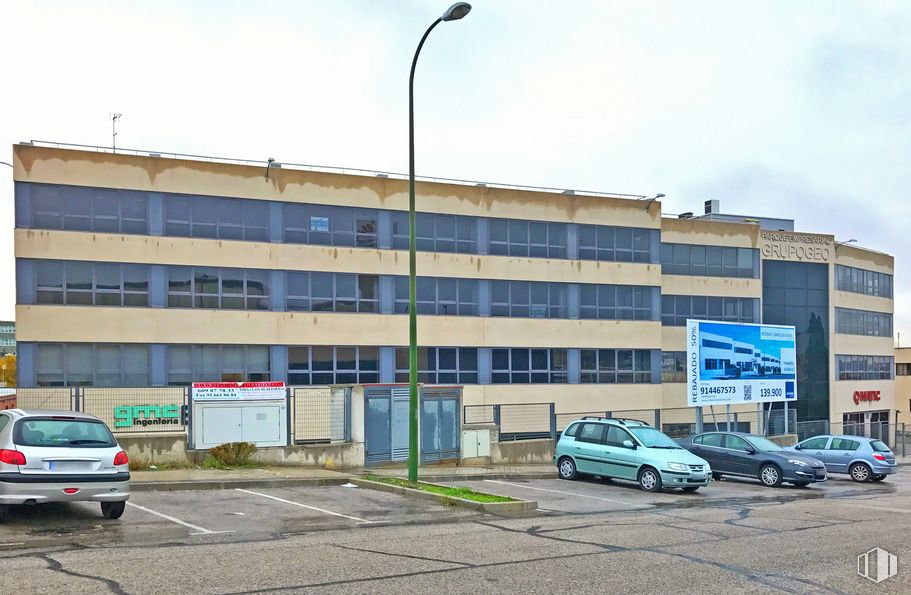 Oficina en alquiler y venta en Calle Reyes Católicos, 6, Alcobendas, Madrid, 28108 con coche, edificio, luz de estacionamiento automotriz, cielo, vehículo terrestre, neumático, rueda, propiedad, nube y vehículo alrededor