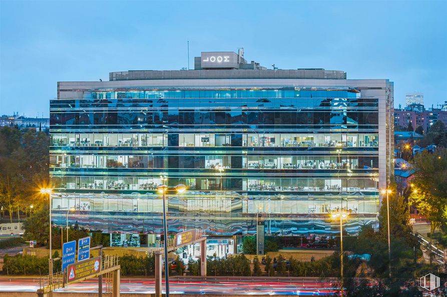 Oficina en alquiler en Calle Eucalipto, 33, Chamartín, Madrid, 28016 con edificio, cielo, árbol, planta, luz de la calle, diseño urbano, bloque de pisos, condominio, ventana y edificio comercial alrededor